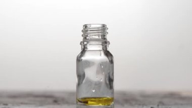 Uçucu yağ ile pipet ile Cam şişe yavaş hareket düşer. Doğal terapi