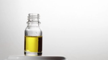 Uçucu yağ ile pipet ile Cam şişe yavaş hareket düşer. Doğal terapi