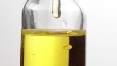 Uçucu yağ ile pipet ile Cam şişe yavaş hareket düşer. Doğal terapi