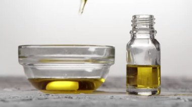 Uçucu yağ ile pipet ile Cam şişe yavaş hareket düşer. Doğal terapi