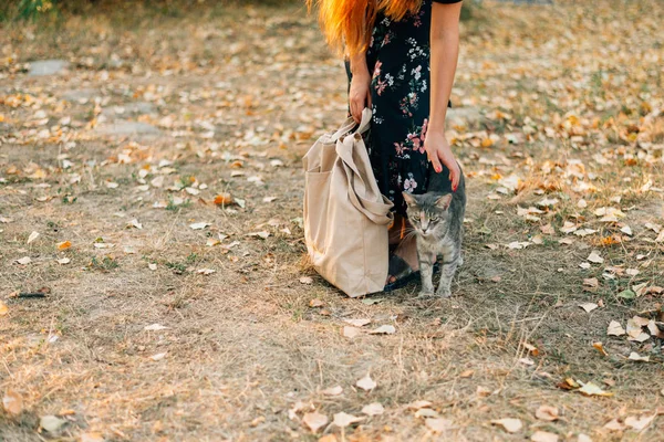 Garota caucasiana segura comprador de linho no pôr do sol ao ar livre. Zero resíduos eco friendly consciente — Fotografia de Stock