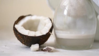 evde vegan hindistan cevizi sütü hazırlayan kadın. Süzülmek için sütü peynir bezinin içine döküyoruz. Alternatif süt