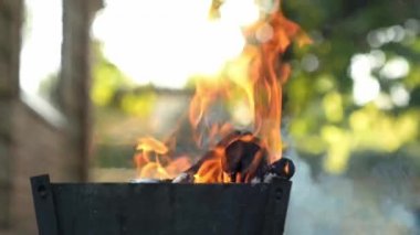 Açık havada barbekü şömine kapatın. Yaz veya sonbaharda kamp seyahat. Kül ağacında ateş alevleri