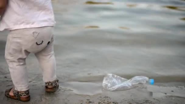 Üres műanyag palack a strandon folyóparton. Alom szennyezés. Ökológia probléma. Zöldre megy — Stock videók