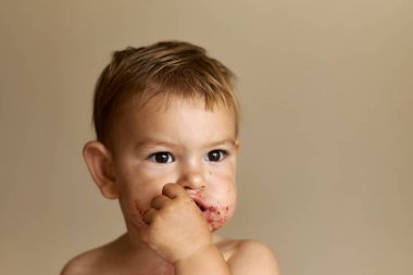 çilek yiyen küçük kız, dağınık suratlı, bir yaşında. Portre yakın çekim