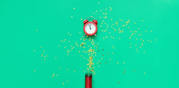 Relógio de alarme vermelho no fundo verde com estrelas douradas de brilho. 2020 cartão de ano novo ou véspera de chritmas — Fotografia de Stock