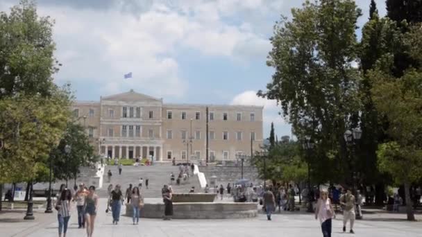 Athènes, Grèce - vers juin 2019 - Place Syntagma au centre. Jour d'été. Des gens qui marchent. Eau — Video