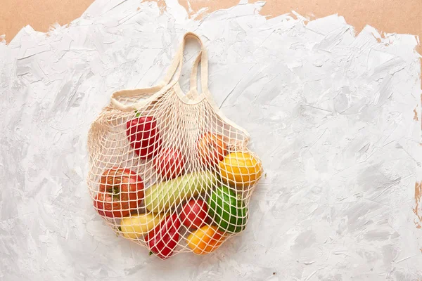 Eco vriendelijke mesh tas met fruit en groenten. Bovenaanzicht. Geen plastic — Stockfoto
