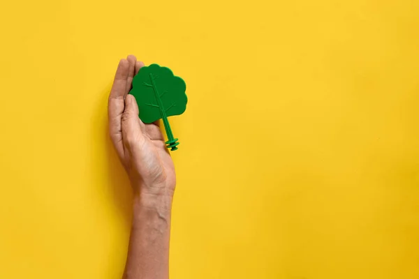 Plastic Toy hout boom op gele achtergrond. Minimale vlakke lay van ecologie milieu — Stockfoto