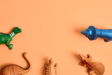 Dinosaurus oyuncaklar ile çerçeve üst görünümü. Tarih öğrenme oyuncakları. Antik çağlar