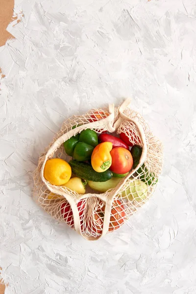Przyjazna dla środowiska torba siatkowa z owocami i warzywkami. Widok z góry. Bez plastiku — Zdjęcie stockowe