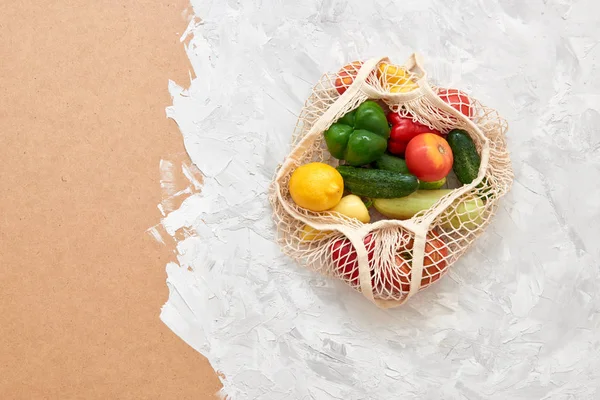 Eco vriendelijke mesh tas met fruit en groenten. Bovenaanzicht. Geen plastic — Stockfoto