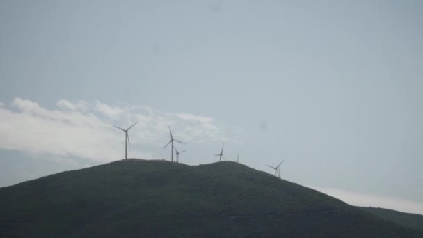 Вітрова електростанція - вітрова турбіна проти блакитного неба — стокове відео