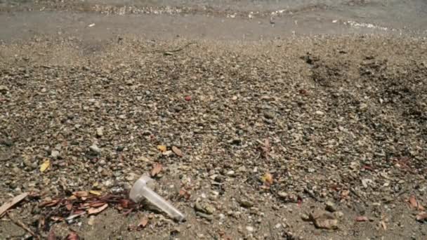 Plástico coisa está na praia licença por turista. Problema ecológico. reciclar plástico — Vídeo de Stock