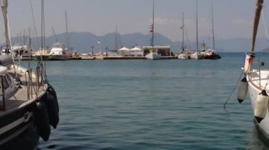 Poros liman, Yunanistan tipik mavi ve beyaz renkli balıkçı teknesi. Yavaş çekim