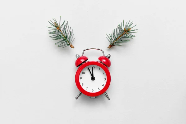 Composición plana con reloj despertador y orejas de pino como ciervo. Cuenta regresiva de Navidad. Año nuevo víspera — Foto de Stock