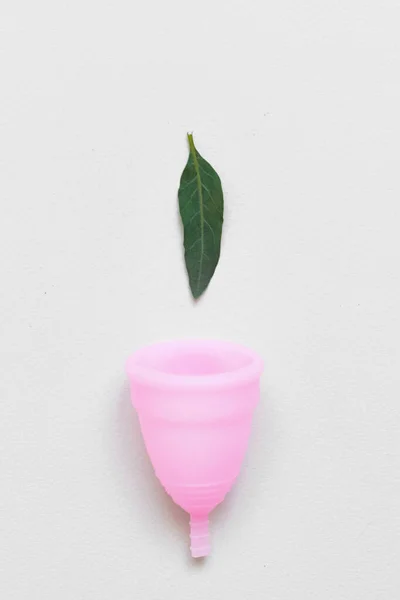Női egészség koncepció, nulla pazarlás. Rózsaszín menstruációs csésze. Alternatív újrafelhasználható termék. Minimalizmus — Stock Fotó