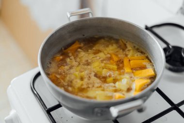 Kabak çorbası sosis içinde fırının üzerinde mutfakta pişiriliyor. Sonbahar geleneksel yemekleri