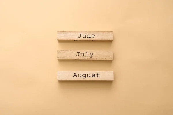Fa naptár nyári hónapok fából készült kockákon. Felülnézet Flat Lay Minimális — Stock Fotó