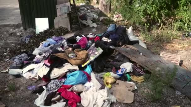 Gran contenedor de basura de metal lleno de basura desbordante que contamina la calle de la ciudad — Vídeos de Stock