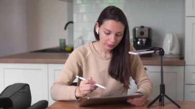 Milenyum kızı yaratıcı sürecini tablet üzerinde yayınlıyor. Çevrimiçi etkileyici. 