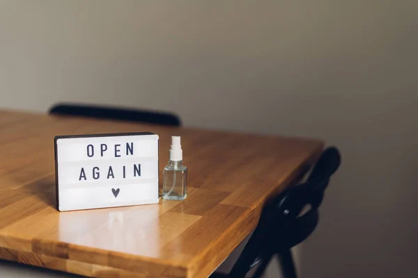Ahşap masada tekrar iç çek. Yerel işletme covid-19 karantinasından sonra yeniden açıldı