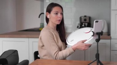 Milenyum kızı evdeki elektrik süpürgesini internetten inceliyor. Blogger yorumları ile Household web kanalı
