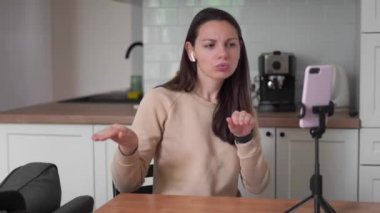 Genç milenyum kadını karantina sırasında evinde tiktok dansı yarışması yapıyor.