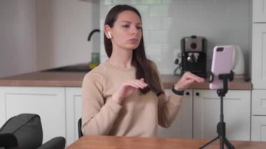 Beyaz bir kadın canlı yayında telefon kamerasıyla dans ediyor. Sosyal medya dans yarışması.