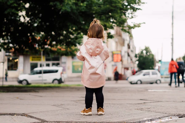 밖에 핑크 비옷을 입은 소녀의 모습. 삶의 진정 한 초상화 — 스톡 사진