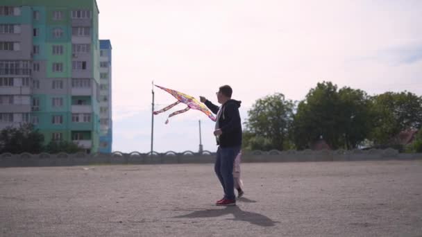 Um homem a correr com papagaios no quintal. Conceito de liberdade. Movimento lento. Atividades ao ar livre para verão — Vídeo de Stock