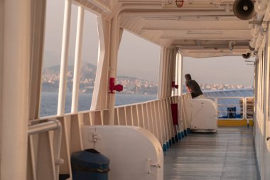 Akdeniz 'deki feribot teknesinden Yunan Adası kıyı şeridi manzarası. Ada seyahati. 