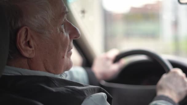 Oudere gelukkige man die auto rijdt. Reizen in de pensioenleeftijd. — Stockvideo