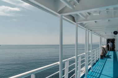 Denizde mavi ve beyaz feribot. Yunanistan 'da Ege Denizi' nde yolcu gemisi. Yaz seyahati