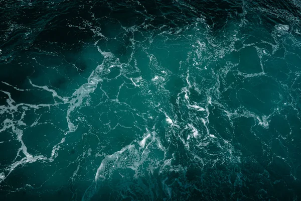 Vista aérea superior de aguas azules profundas del océano con espuma blanca. Drone viaje fondo de verano —  Fotos de Stock