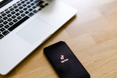 Poltava, Ukrayna - Haziran 2020 Ahşap masada telefon ve üzerinde TikTok logosu.