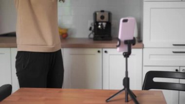 Güzel kız internette meydan okuyor. Çevrimiçi video yayınlanıyor. Komik. 