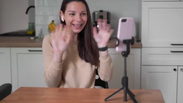Csinos lány telefonos kamerával beszél. Élő közvetítés a közösségi médiában. Befolyásoló, blogger, vlogger. — Stock videók