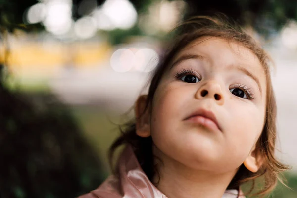 Niña pequeña de cerca retrato. Niño sorprendido al aire libre en el parque. Concepto camping . —  Fotos de Stock