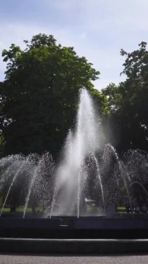 Slow motion video of fountain in urban park. Summer refreshment