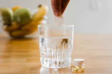 Bardağı suyla ve köpüklü hapla kapat. Magnezyum anti-stres, ağrı kesici veya portakal suyu.