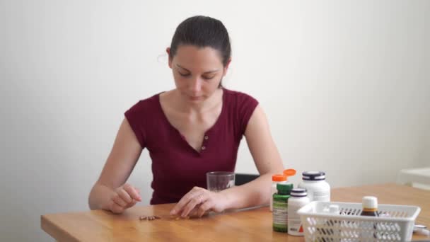 Mujer caucásica bebe un montón de pastillas. Medicina preventiva. Complementos alimenticios — Vídeos de Stock