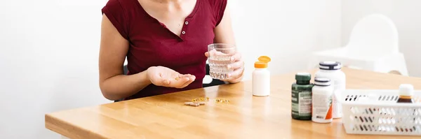 Banner de mujer caucásica bebe un montón de pastillas. Medicina preventiva. Complementos alimenticios — Foto de Stock