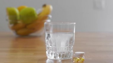 Bardağı suyla ve köpüklü hapla kapat. Magnezyum anti-stres, ağrı kesici veya portakal suyu.
