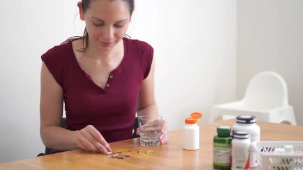 Mujer caucásica bebe un montón de pastillas. Medicina preventiva. Complementos alimenticios — Vídeo de stock