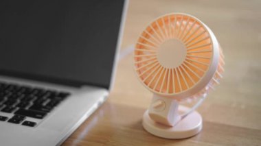 Mini usb vantilatörü laptopun yanında. Yaz ofisi günü. Mini taşınabilir soğutucu