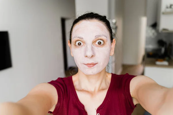 Kaukázusi nő arcmaszk élő streaming, mint egy szépség blogger — Stock Fotó