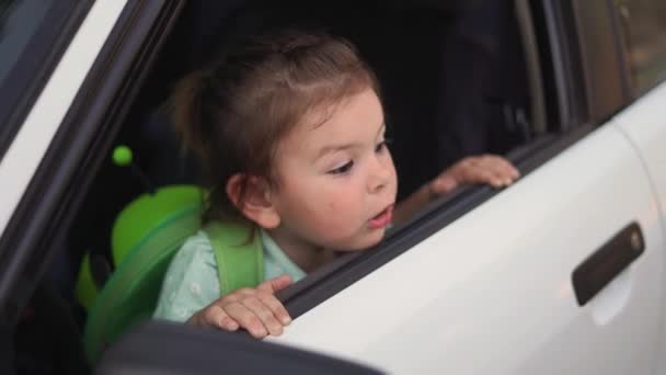 운전대를 잡고 차 앞 좌석에 앉아 있는 갓난아이. 다시 학교 차 로 — 비디오