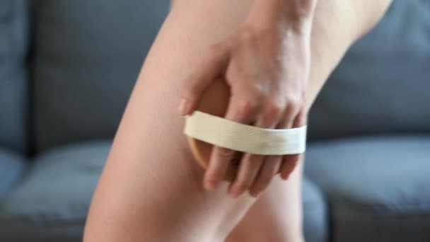 Mujer haciendo masaje anti celulitis en casa con cepillo natural — Vídeos de Stock