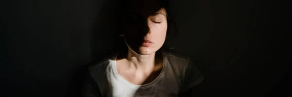 어두운 방에서 혼자 햇빛 주머니에 앉아 있는 소녀. 정신 건강 개념 — 스톡 사진